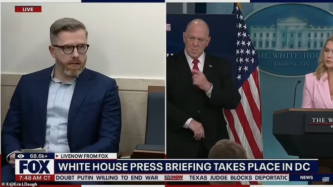 보수 성향 인플루언서 로건 오핸들리(왼쪽)가 2025년 4월 28일(현지시간) 열린 백악관 브리핑에서 하베아스 코퍼스 정지 여부에 대해 질문하고 있다. 오핸들리는 X(옛 트위터)에서 200만 명 이상의 팔로워를 보유