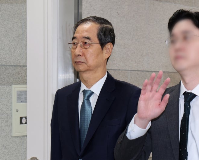 종이 챙기는 한덕수…<b>계엄</b> 당일 <b>대통령실 CCTV</b> 공개된다