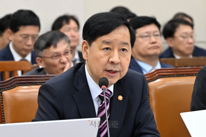 구윤철 부총리 겸 기획재정부 장관이 14일 국회 기획재정위원회에서 열린 국정감사에서 의원 질의에 답하고 있다. 2025. 10. 14. 홍윤기 기자