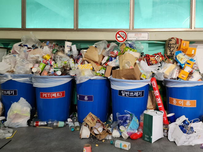 야구장 쓰레기 산 - 프로야구 경기가 끝난 서울 송파구 잠실야구장에 야구팬들이 버리고 간 일회용 응원용품과 음식용 다회용기, 맥주캔 등이 뒤섞여 쓰레기 산이 만들어졌다.