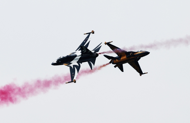 블랙이글스의 멋진 퍼포먼스 - 11일 경기도 평택시 주한미공군 오산기지에서 열린 ‘오산 에어 파워 데이 2025’에서 공군 특수비행팀 블랙이글스가 멋진 에어쇼를 선보이고 있다. 2025.5.11 연합뉴스