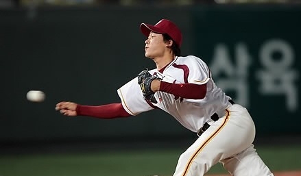 국가대표 출신의 전직 야구선수 조용훈(37)씨가 아파트 옥상에서 추락해 숨졌다. 연합뉴스