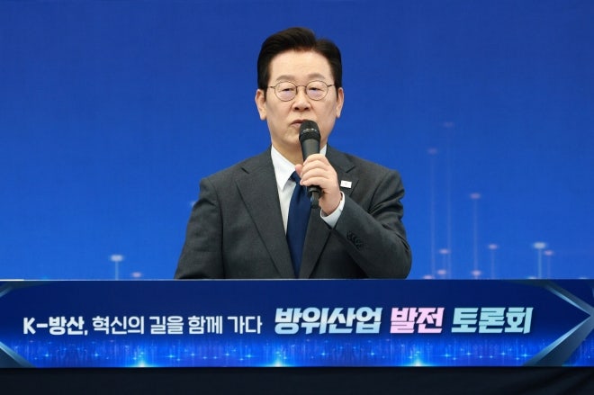 [속보] 李 “<b>국방</b>을 어딘가 의존해야 한다는 일부 국민…납득 어려워”