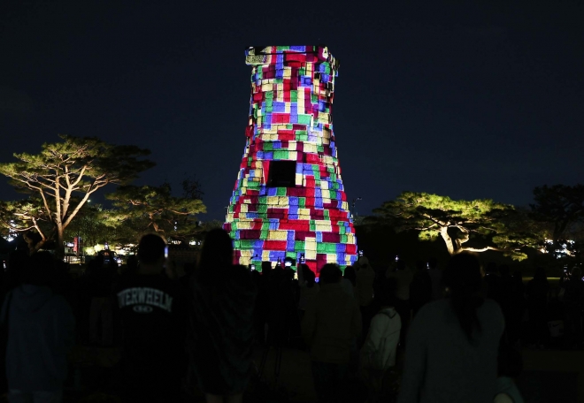 APEC 기념 첨성대 미디어아트 - 20일 오후 경북 경주시 인왕동 첨성대에서 2025 아시아태평양경제협력체(APEC) 정상회의 개최를 기념하는 미디어아트가 진행되고 있다. 2025.10.20 연합뉴스