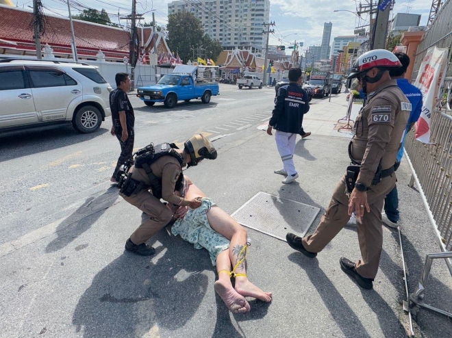 파타야 출근길 웬 알몸 백인 남자가 난리 났대?