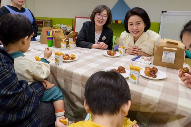 <b>김혜경 여사, 한부모 가족</b> 복지시설 방문