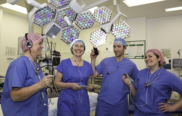 수술 중 음악을 틀어놓는 것은 의료진뿐만 아니라 환자에게도 이점이 있는 것으로 확인됐다. 특히 환자가 좋아하는 음악을 틀어놓는다면 마취제 사용도 줄고 수술 후 회복 경과도 좋은 것