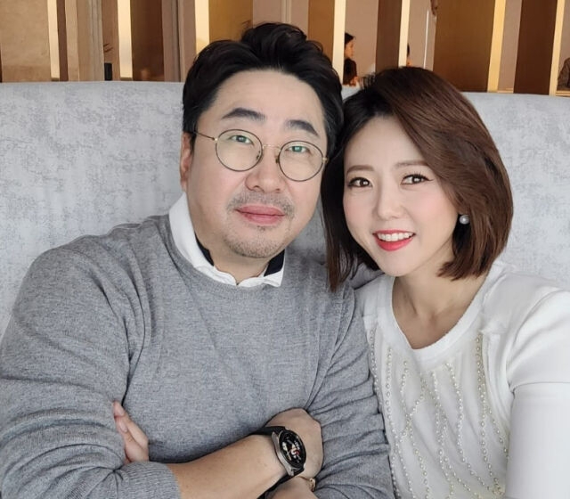 지난 10월 31일 새벽 분당서울대병원에서 암 투병 끝에 숨진 고 백성문 변호사와 김선영 YTN 아나운서 부부. 인스타그램