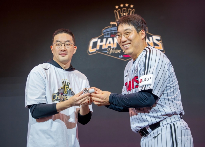 구광모 LG그룹 회장, KS MVP <b>김현수</b>에 <b>롤렉스</b> 시계 <b>선물</b>…LG 우승 전통으...