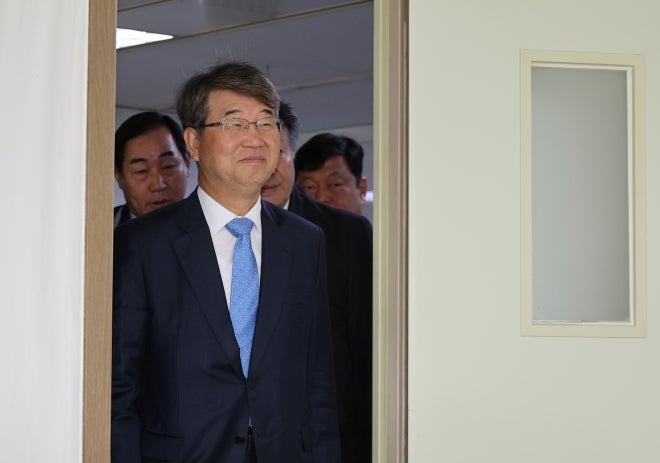경사노위 새 수장, 첫 일정으로 ‘한국노총行’…“<b>노사정 신뢰 회복</b>”