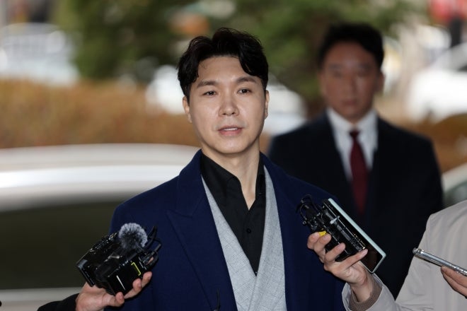 “연예인 지위 내세워 협박” 고소당한 <b>박수홍</b>…“명백한 <b>무고</b>” 무<b>혐의</b>