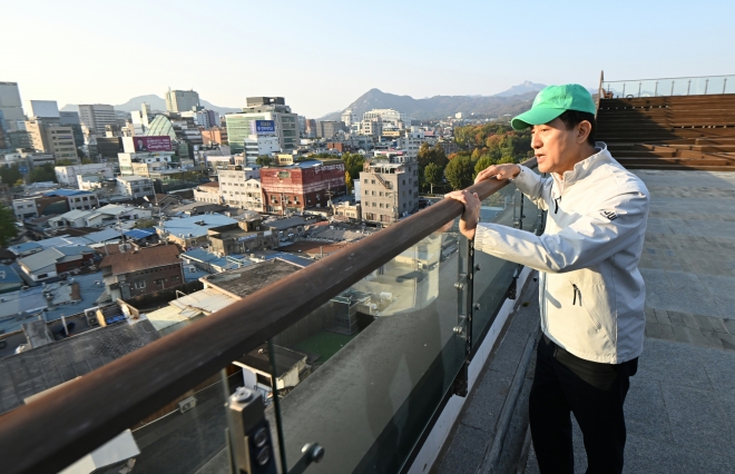 오세훈 서울시장이 7일 서울 종로구 세운상가 옥상에서 열린 세운4구역 재개발 관련 현장 브리핑에서 주변 전망을 살펴보고 있다. 연합뉴스