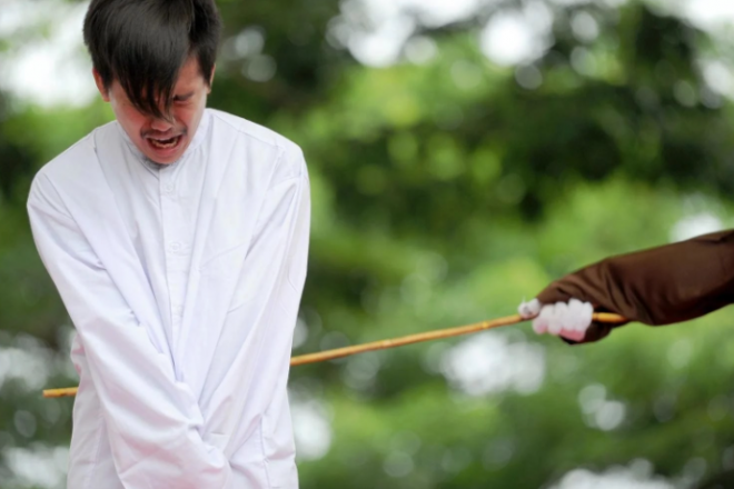 태형을 집행받는 남성 자료사진
