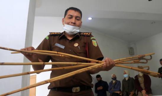 태형을 집행하는 인도네시아 당국이 태형 도구를 들어 보이고 있다. EPA