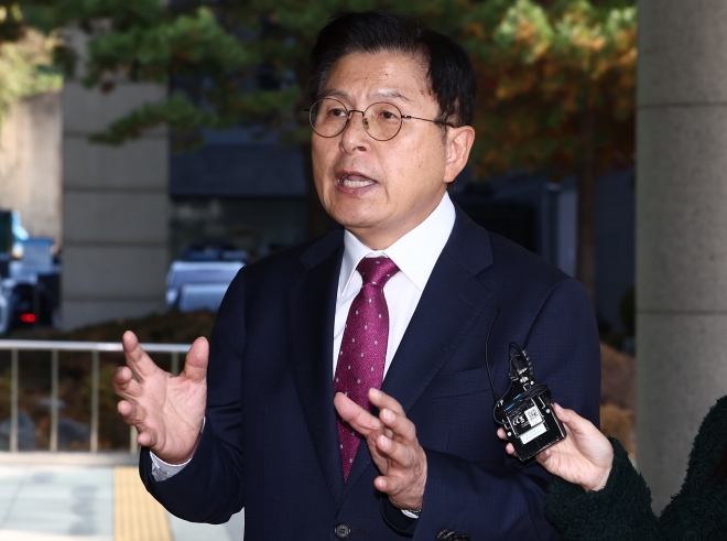 내란 선전·선동 혐의 관련 내란특검팀에 의해 체포된 황교안 전 국무총리가 12일 오전 서울 서초구 내란 특검 사무실이 마련된 서울고등검찰청에 도착해 입장을 밝히고 있다. 2025.11.12 뉴스1