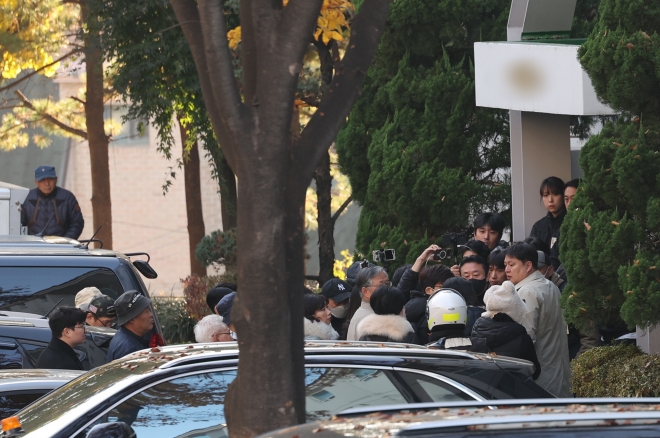 내란특검팀이 12일 오전 서울 용산구 황교인 전 국무총리 자택에서 내란 선전·선동 혐의 관련 체포영장 집행을 시도하는 가운데 황 전 총리측 박주현 변호사가 자택에 들어가고 있다. 2025.11.12 뉴스1