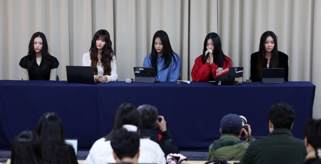 걸그룹 뉴진스가 28일 오후 서울 강남구 스페이스쉐어 삼성역센터에서 열린 전속계약 해지 관련 기자회견에 참석해 있다. 왼쪽부터 해린, 다니엘, 민지, 하니, 혜인. 2024.11.28 [공동취재]