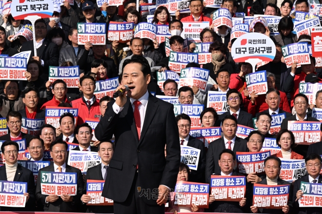 국민의힘 장동혁 대표가 12일 서울 여의도 국회 본청 앞에서 열린 “대장동 일당 7400억 국고 환수 촉구 및 검찰 항소 포기 외압 규탄대회”에서 발언하고 있다. 2025.11.1