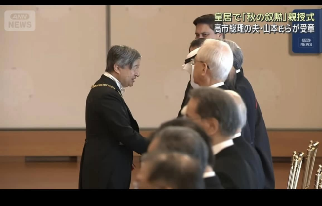 나루히토(왼쪽) 일왕이 11일 셰창팅 전 주일 타이베이대표 등에게 훈장을 수여하고 있다. 페이스북 캡처