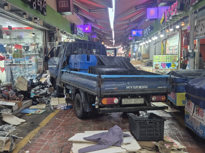 부천 제일시장에 트럭 돌진 - 13일 오전 10시 55분쯤 경기 부천 오정구 원종동 제일시장에서 A 씨가 몰던 1톤 트럭이 돌진하는 사고가 발생했다. 2025.11.13 경기 부천소방서 제공