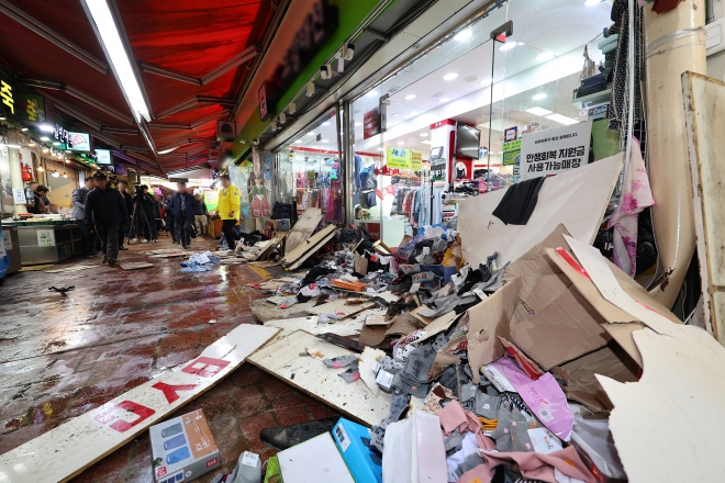 부천 제일시장 트럭 돌진 - 13일 오전 10시 55분쯤 경기 부천시 오정구 원종동 제일시장에서 주행 중인 트럭이 상점 앞으로 돌진하는 사고가 발생한 가운데 트럭이 치워진 상점 앞에 옷가지 등이 흩어져 있다. 202