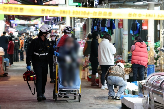 현장상황 수습하는 소방관계자들 - 13일 경기 부천 오정구 원종동 제일시장에서 A 씨가 몰던 1톤 트럭이 돌진하는 사고가 발생해 소방 관계자들이 피해입은 시민들을 구조하고 있다. 2025.11.13 뉴스1