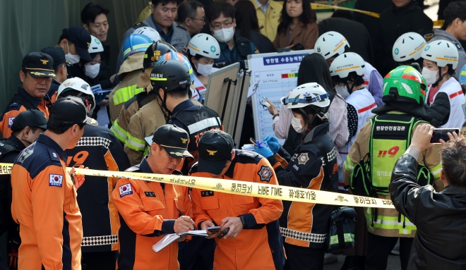 현장상황 회의하는 소방관들 - 13일 경기 부천 오정구 원종동 제일시장에서 A 씨가 몰던 1톤 트럭이 돌진하는 사고가 발생해 소방 관계자들이 현장대응을 하고 있다. 2025.11.13 뉴스1