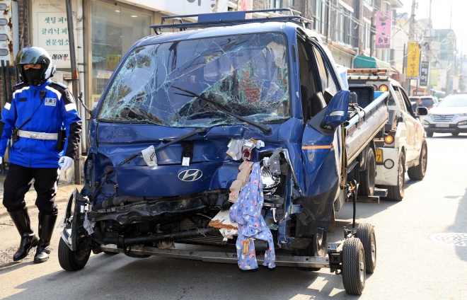 사고차량 수습하는 경찰 관계자들 - 13일 경기 부천 오정구 원종동 제일시장에서 A 씨가 몰던 1톤 트럭이 돌진하는 사고가 발생해 경찰 관계자들이 사고차량을 수습하고 있다. 2025.11.13 뉴스1