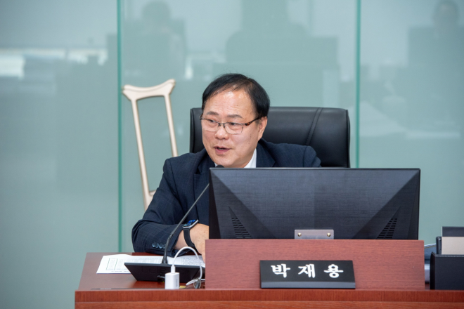 박재용 의원이 13일 열린 보건복지위원회 종합감사에서 피감기관을 상대로 질의하고 있다.(사진=경기도의회)