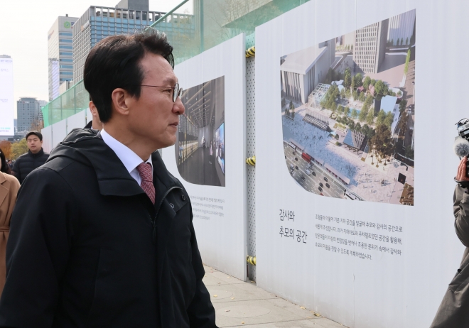 ‘감사의 정원’ 조감도 바라보는 김민석 국무총리 - 김민석 국무총리가 17일 서울 광화문광장에 조성중인 ‘감사의 정원’ 공사 현장을 찾아 외곽펜스에 그려진 조감도를 살펴보고 있다.