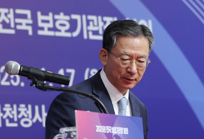 보호기관장 회의 참석한 정성호 장관 - 17일 경기도 정부과천청사 법무부에서 열린 전국 보호기관장 회의에 정성호 장관이 참석해 있다. 2025.11.17 연합뉴스