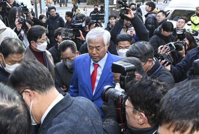 <b>전광훈</b>, <b>경찰 출석</b> 2시간 40분만에 귀가…지병 호소(종합)