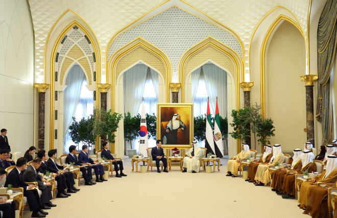 이재명 대통령, 한-UAE 확대회담 - 아랍에미리트(UAE)를 국빈 방문 중인 이재명 대통령이 18일(현지시간) 아부다비 대통령궁에서 무함마드 빈 자이드 알 나흐얀 UAE 대통령과 한-UAE 확대회담을 하고 있다.
