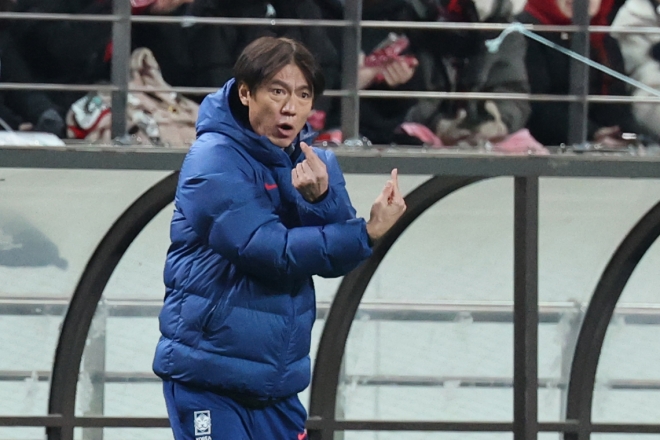 “수비진에 8명, 경기 운영 소극적”…풀지 못한 숙제, 실종된 <b>손흥민</b> ...