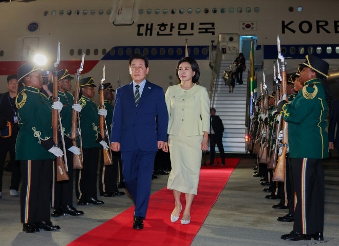 남아공, 댄스로 이 대통령 환영…<b>G20</b> 정상 <b>외교</b> 시작