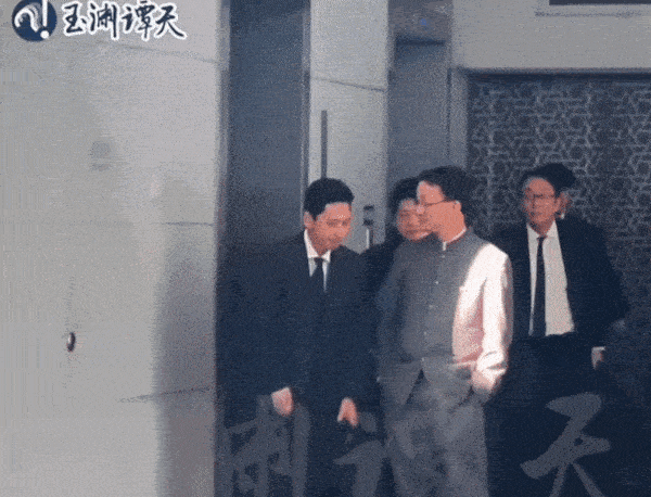 류진쑹(가운데) 중국 외교부 아시아 국장이 베이징을 방문한 가나이 마사아키(왼쪽) 일본 외무성 아시아대양주 국장과 회담을 마친 뒤 훈계하듯 두 손을 주머니에 넣은 채 내려다보며 대화하고 있다. 위위안탄톈 캡처