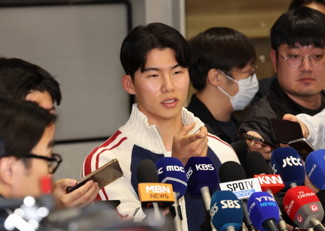 미국 메이저리그 월드시리즈 챔피언 LA 다저스의 김혜성이 6일 오후 인천국제공항을 통해 귀국하며 취재진의 질문에 답하고 있다. 2025.11.06 뉴시스