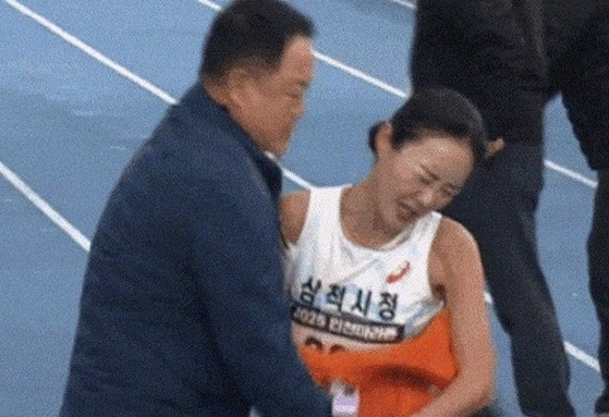 <b>마라톤</b> 우승자 “강한 <b>신체접촉</b> 있었다”…사건 전말 밝혔다