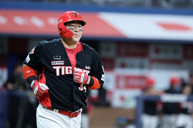 KIA냐 <b>삼성</b>이냐… <b>최형우</b> 결단만 남았다, 한화 폰세 돌연 미국행… MLB 계...
