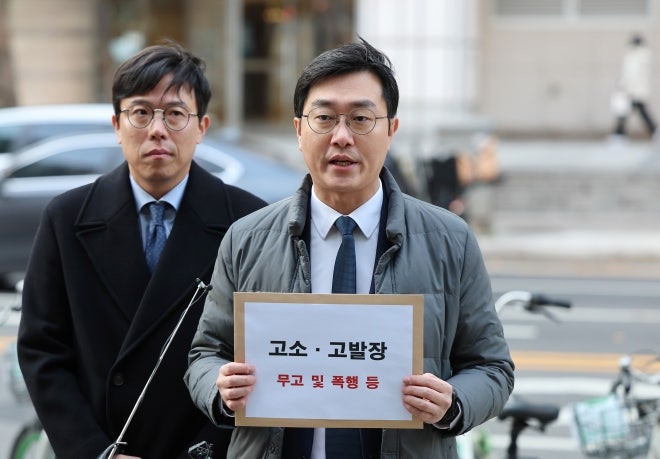 ‘성추행 의혹’ <b>장경태</b>, 고소인 등 <b>맞고소</b>…“무고·폭행”