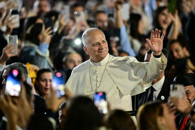 On December 1st (local time), Pope Leo XIV arrived at the residence of the Maronite Catholic Patriarchate in Bkerke, north of Beirut, Lebanon, greeting the crowd of young people by waving his hand. On the second day of his visit to Lebanon, a multi-religious nation, Leo XIV prayed for regional peace, and the Lebanese warmly welcomed the pope on his pilgrimage. Beirut AFP Yonhap News Agency