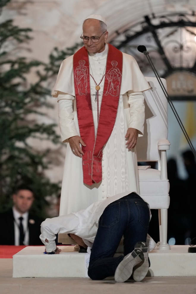 On December 1st (local time), a Lebanese man knelt down to kiss the pope’s feet. Beirut AP Yonhap News Agency