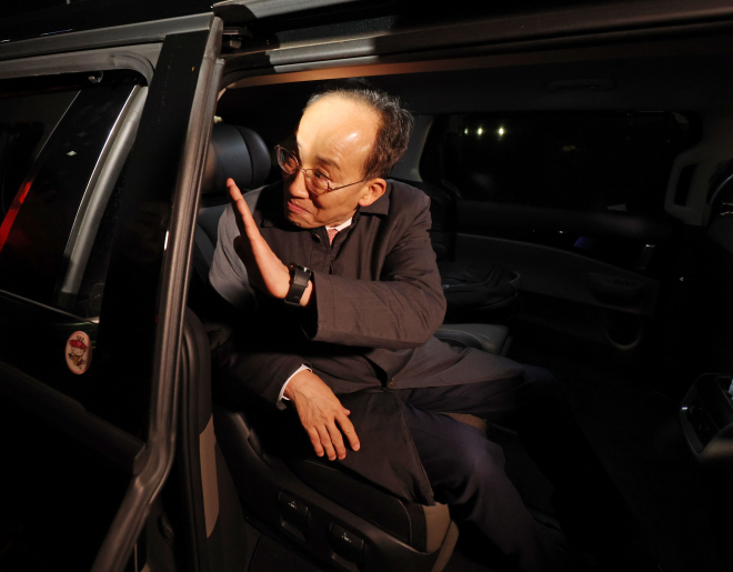 12·3 비상계엄 당시 의원들의 계엄 해제 표결 참여를 방해한 혐의를 받는 국민의힘 추경호 의원이 지난 3일 구속영장이 기각돼 경기도 의왕 서울구치소를 나와 차에 오르고 있다.연합뉴스