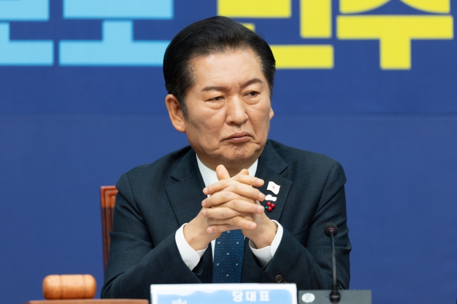 생각에 잠긴 정청래 대표 - 정청래 더불어민주당 대표가 5일 국회에서 열린 최고위원회의에서 생각에 잠겨있다. 2025.12.5