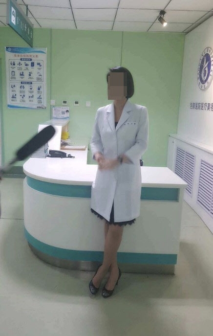 박나래에게 의료 서비스를 제공한 것으로 알려진 일명 ‘주사이모’ D씨가 “중국 네이멍구의 한 의과대학에서 교수로 재직했다”며 자신의 소셜미디어(SNS)에 올린 사진. 자료 : D씨 인스타그램