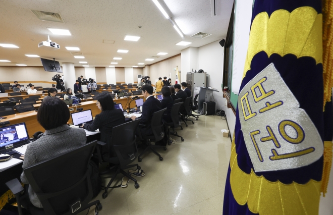 8일 경기 고양시 일산 사법연수원에서 열린 전국법관대표회의에서 참석자들이 국기에 경례하고 있다. 이날 법관 대표들은 더불어민주당 주도로 논의 중인 내란전담재판부 설치 법안과 법왜곡