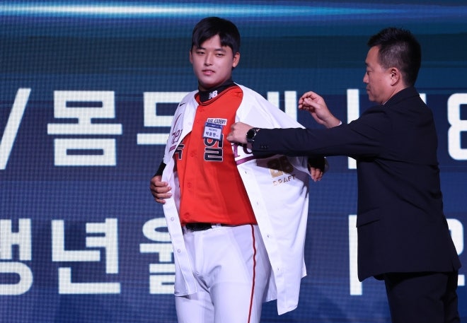 “떳떳하다”던 ‘1순위 지명’ 키움 <b>박준현</b>, <b>학폭</b> 행위 <b>인정</b>됐다