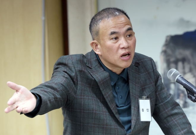 명태균씨가 지난 10월 28일 오전 경남도청에서 열린 국회 행정안전위원회 경남도청 국감에서 증인으로 나와 의원 질의에 답하고 있다. 연합뉴스