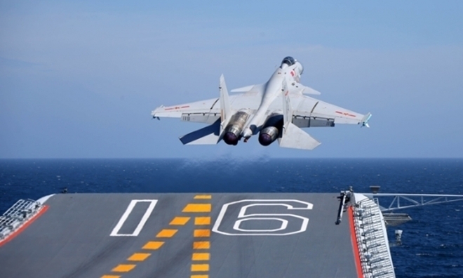 중국 항모 랴오닝함에서 출격하는 F-15 전투기 자료사진.글로벌타임스 제공