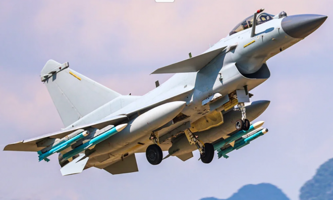 중국이 개발한 중거리 공대공 미사일인 PL-12를 탑재한 중국 전투기 자료사진